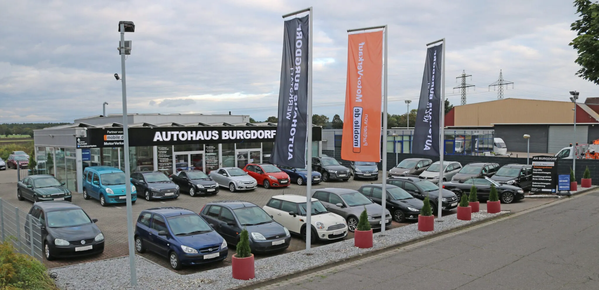 Panorama des Autohaus Burgdorf mit dem Fahrzeugbestand auf dem Hof