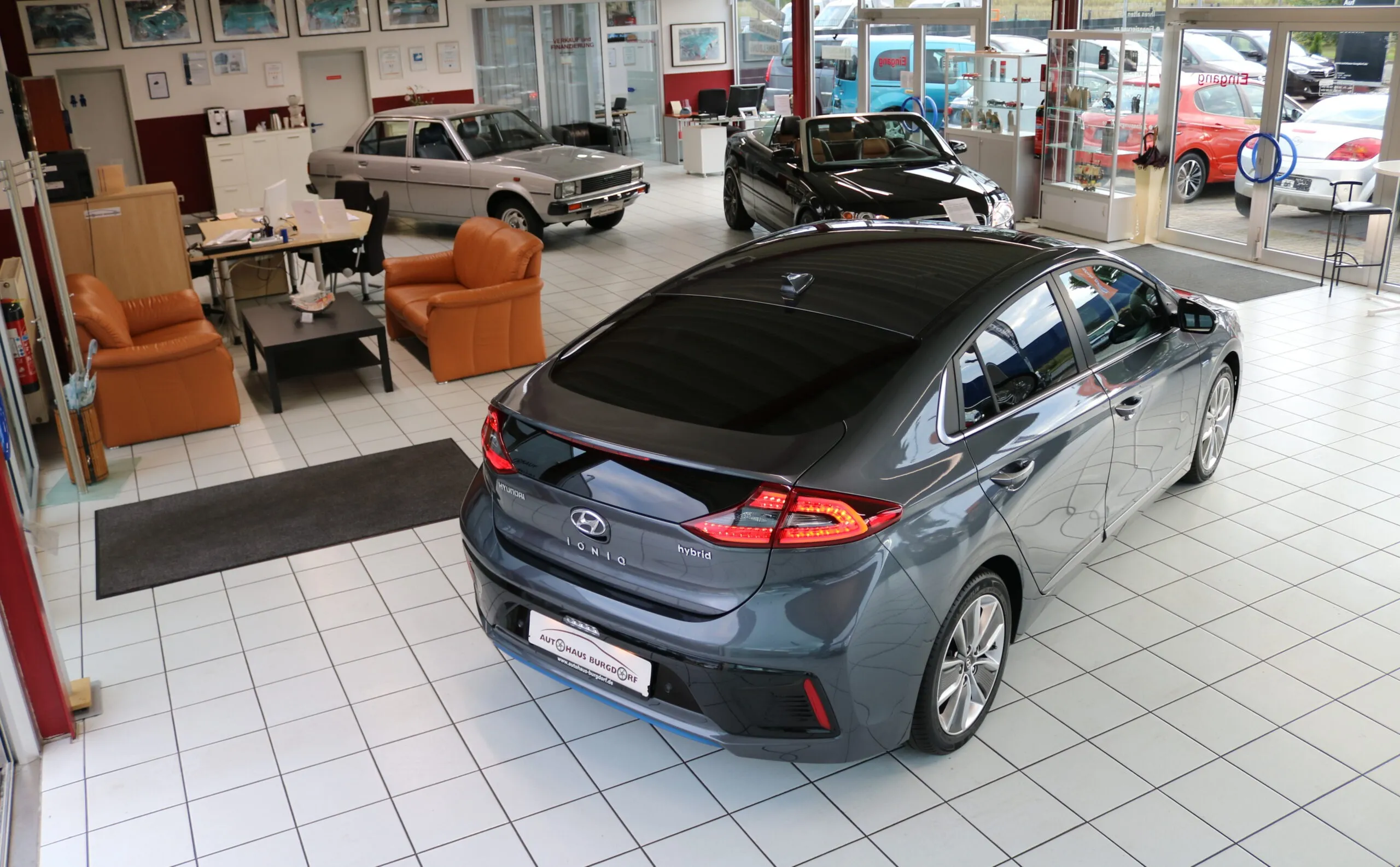 Der Ausstellungsraum des Autohaus Burgdorf mit Fahrzeugen