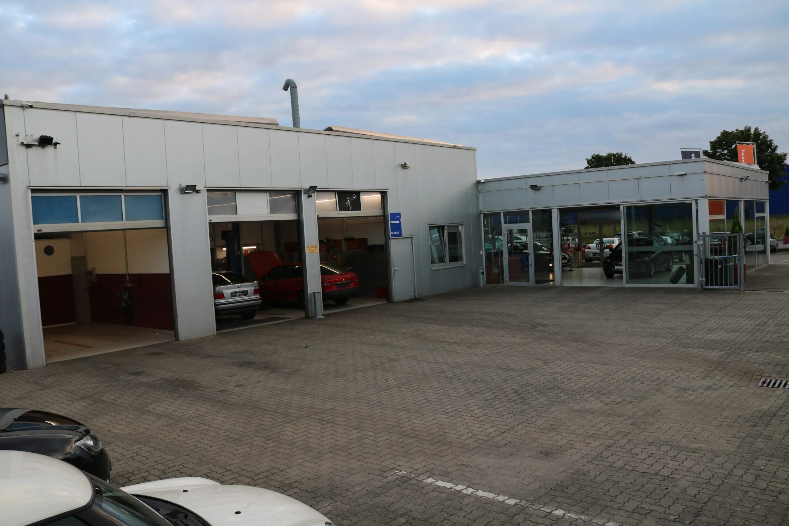 Die Werkstatthallen des Autohaus Burgdorf mit geöffneten Toren